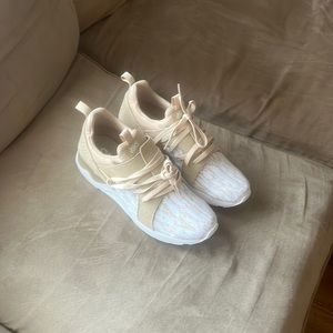 ASICS 9.5 great condition shoes